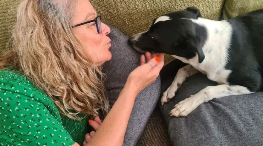 Βρετανία: Σκύλος έσωσε τη ζωή της ιδιοκτήτριάς του - Πώς τη βοήθησε να βρει ότι έχει καρκίνο