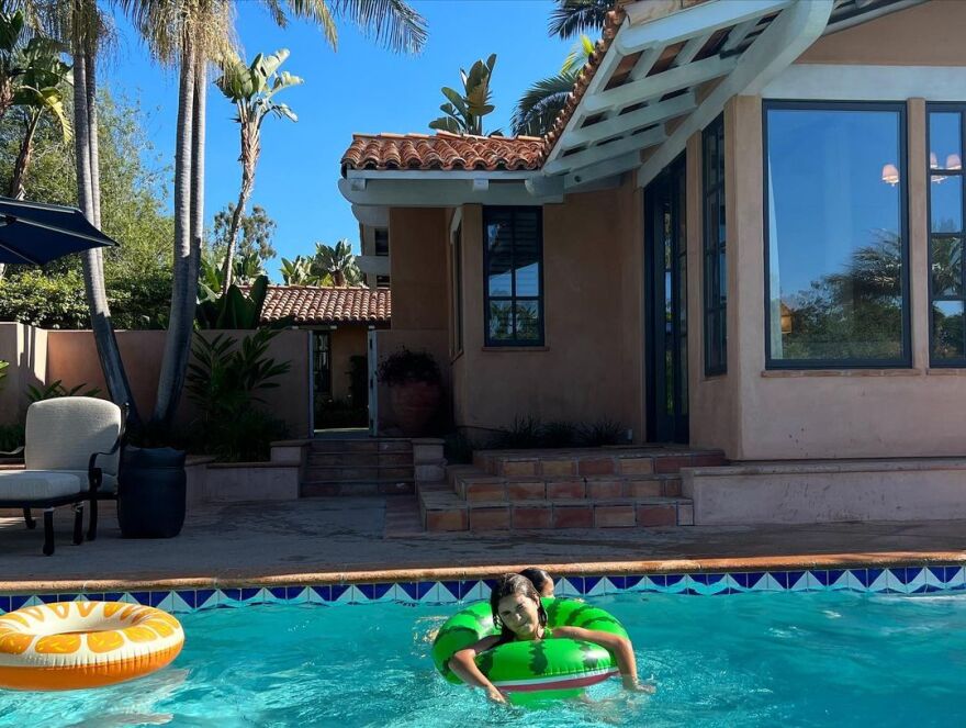 Κόρτνεϊ Καρντάσιαν: Ποζάρει με μπικίνι στις αρχές της εγκυμοσύνης της 