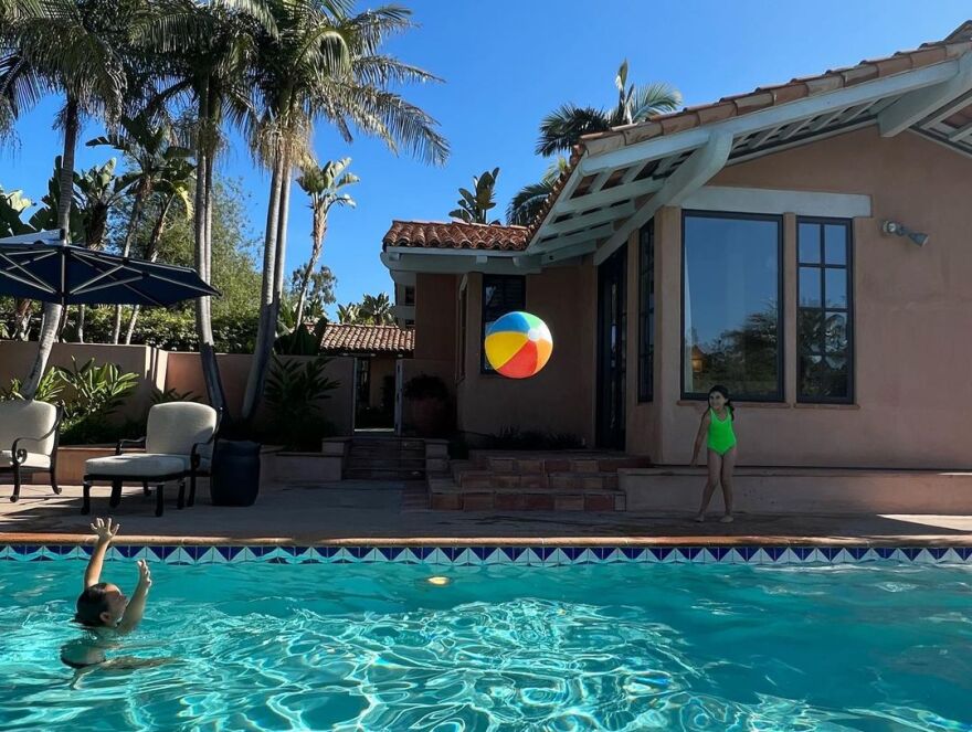 Κόρτνεϊ Καρντάσιαν: Ποζάρει με μπικίνι στις αρχές της εγκυμοσύνης της 