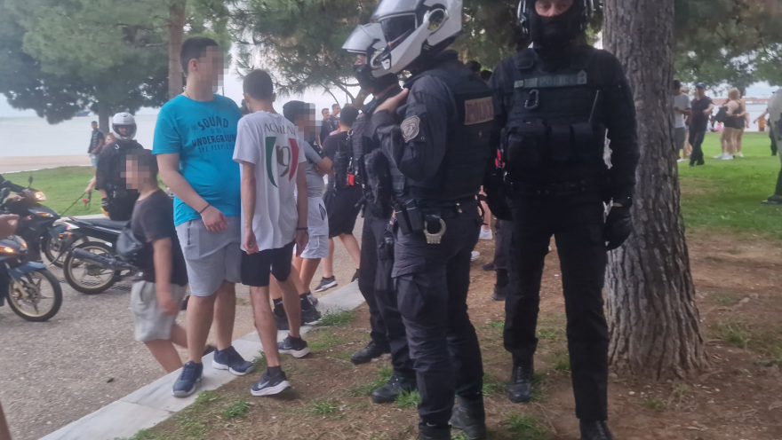 Θεσσαλονίκη: Ανήλικοι πέταξαν πέτρες και «γιούχαραν» τους συμμετέχοντες στην παρέλαση του Pride (φωτογραφίες)