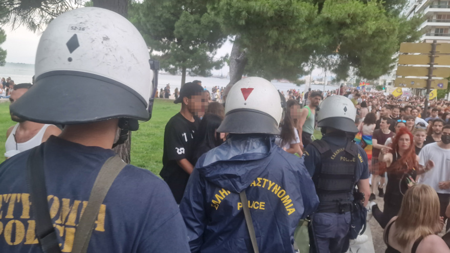 Θεσσαλονίκη: Ανήλικοι πέταξαν πέτρες και «γιούχαραν» τους συμμετέχοντες στην παρέλαση του Pride (φωτογραφίες)