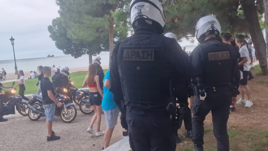 Θεσσαλονίκη: Ανήλικοι πέταξαν πέτρες και «γιούχαραν» τους συμμετέχοντες στην παρέλαση του Pride (φωτογραφίες)