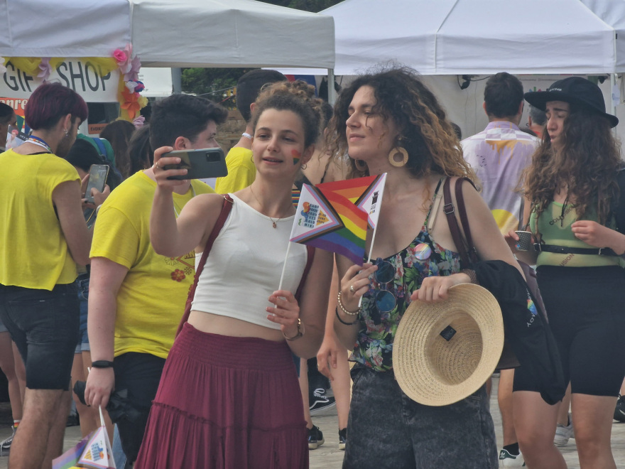 11ο Thessaloniki Pride: Ξεκίνησε η «πορεία υπερηφάνειας» με χορό, τραγούδια και σημαίες του ουράνιου τόξου (φωτογραφίες)