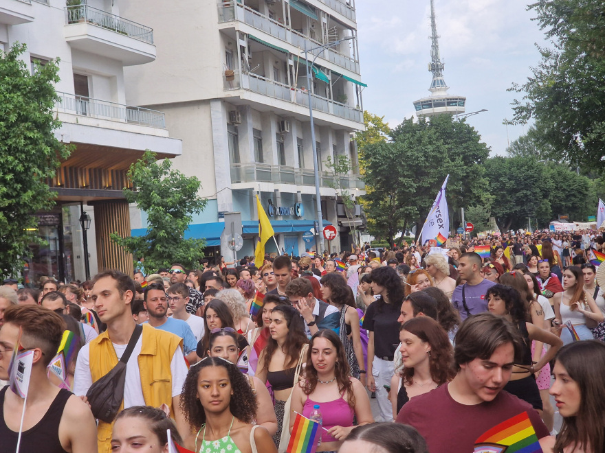 11ο Thessaloniki Pride: Ξεκίνησε η «πορεία υπερηφάνειας» με χορό, τραγούδια και σημαίες του ουράνιου τόξου (φωτογραφίες)