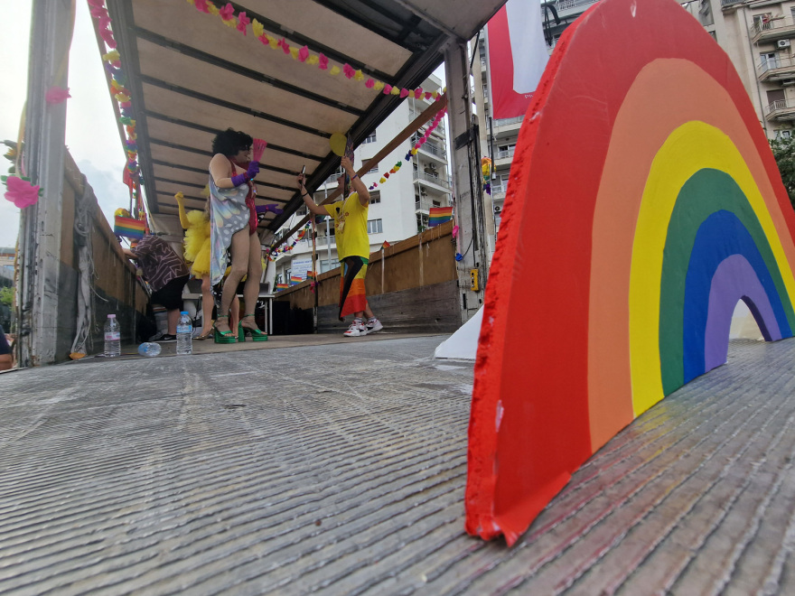 11ο Thessaloniki Pride: Ξεκίνησε η «πορεία υπερηφάνειας» με χορό, τραγούδια και σημαίες του ουράνιου τόξου (φωτογραφίες)