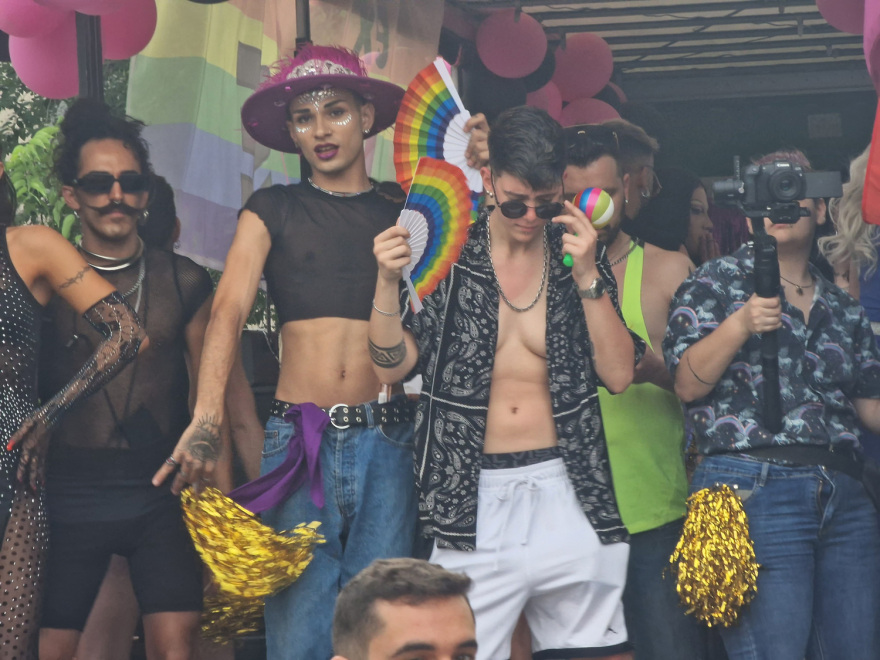 11ο Thessaloniki Pride: Ξεκίνησε η «πορεία υπερηφάνειας» με χορό, τραγούδια και σημαίες του ουράνιου τόξου (φωτογραφίες)