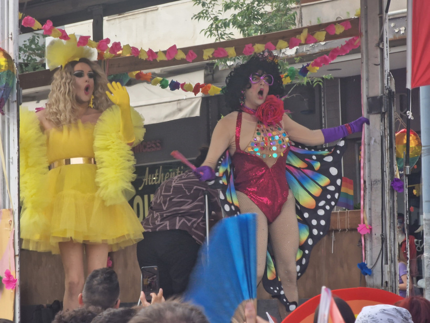 11ο Thessaloniki Pride: Ξεκίνησε η «πορεία υπερηφάνειας» με χορό, τραγούδια και σημαίες του ουράνιου τόξου (φωτογραφίες)