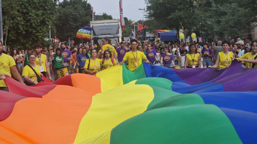 11ο Thessaloniki Pride: Ξεκίνησε η «πορεία υπερηφάνειας» με χορό, τραγούδια και σημαίες του ουράνιου τόξου (φωτογραφίες)