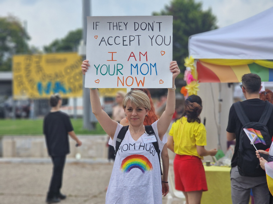 11ο Thessaloniki Pride: Ξεκίνησε η «πορεία υπερηφάνειας» με χορό, τραγούδια και σημαίες του ουράνιου τόξου (φωτογραφίες)