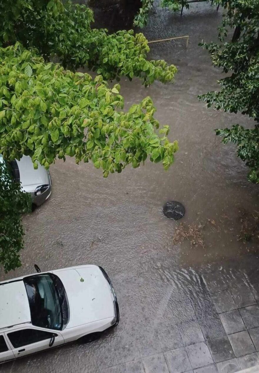 Σέρρες: «Ποτάμια» έγιναν οι δρόμοι μετά την επέλαση της κακοκαιρίας - 64 κλήσεις στην Πυροσβεστική (βίντεο)