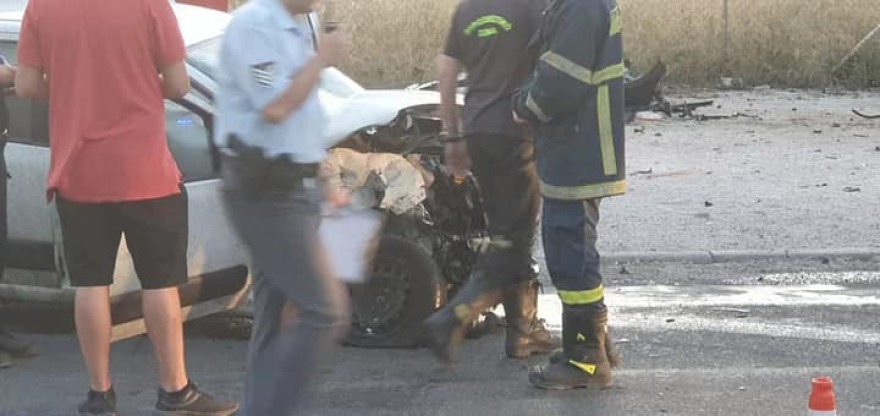 Τροχαίο στη Βούλα - Η Πυροσβεστική απεγκλώβισε δύο τραυματίες