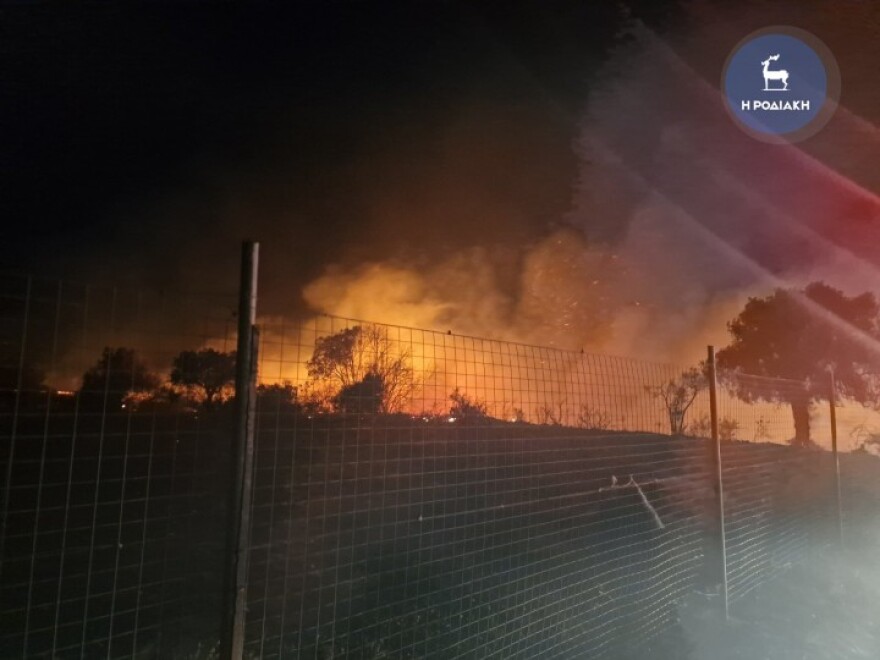 Ρόδος: Φλόγες σε μηχανάκι προκάλεσαν μεγάλη πυρκαγιά στα Αφάντου - Δείτε φωτογραφίες