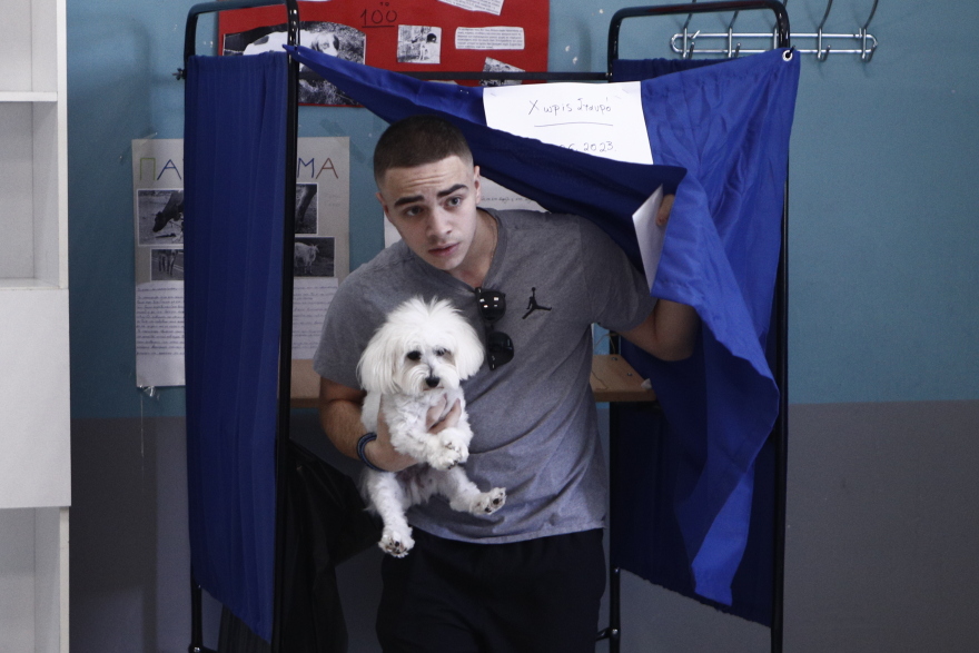 Εκλογές 2023: Πήγαν να ψηφίσουν παρέα με τα κατοικίδιά τους - Φωτογραφίες 