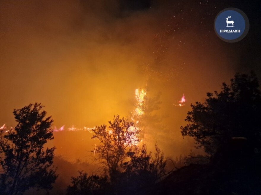 Ρόδος: Φλόγες σε μηχανάκι προκάλεσαν μεγάλη πυρκαγιά στα Αφάντου - Δείτε φωτογραφίες