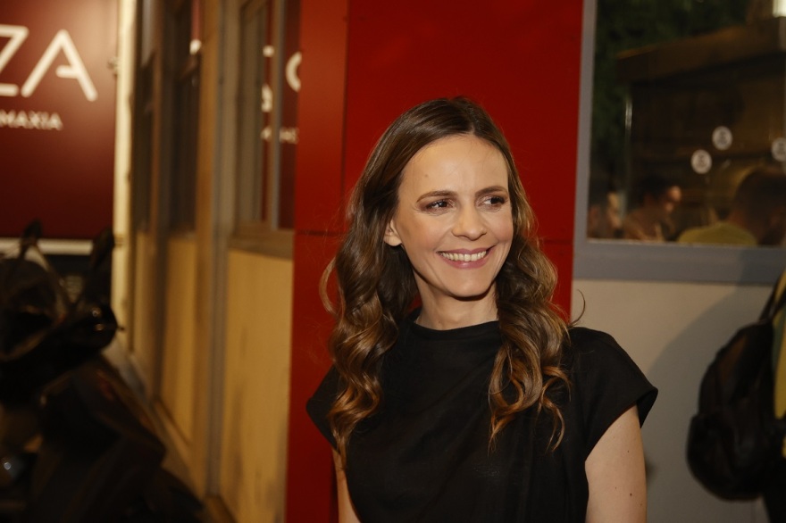 Εκλογές 2023 - ΣΥΡΙΖΑ: Δακρυσμένη η Φωτίου αγκαλιάζει την Αχτσιόγλου έξω από τα γραφεία της Κουμουνδούρου - Δείτε φωτογραφίες