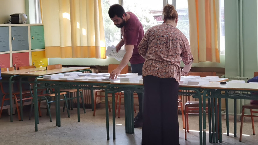 Εκλογές 2023: Σε εκλογικό κέντρο της Γλυφάδας έχει στηθεί και κάλπη του exit poll - Φωτογραφίες