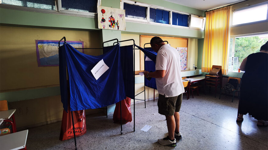 Εκλογές 2023: Σε εκλογικό κέντρο της Γλυφάδας έχει στηθεί και κάλπη του exit poll - Φωτογραφίες