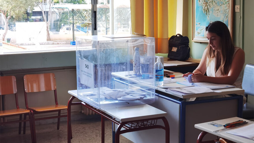Εκλογές 2023: Σε εκλογικό κέντρο της Γλυφάδας έχει στηθεί και κάλπη του exit poll - Φωτογραφίες