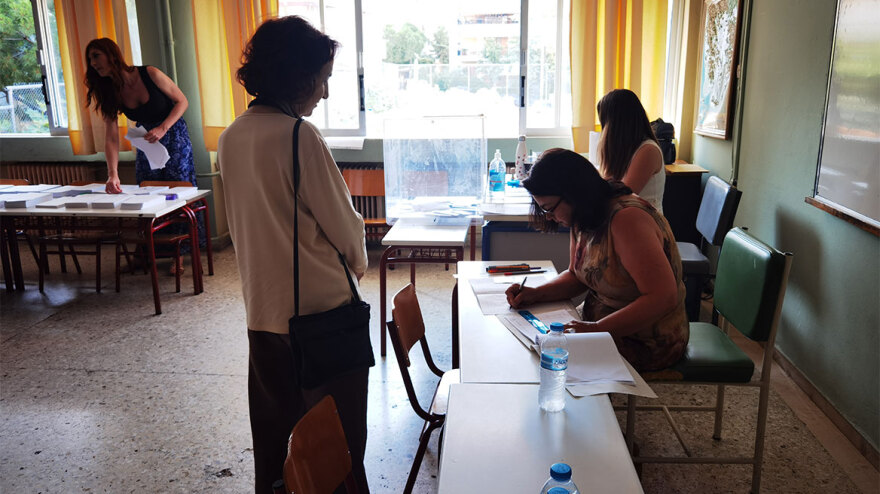 Εκλογές 2023: Σε εκλογικό κέντρο της Γλυφάδας έχει στηθεί και κάλπη του exit poll - Φωτογραφίες