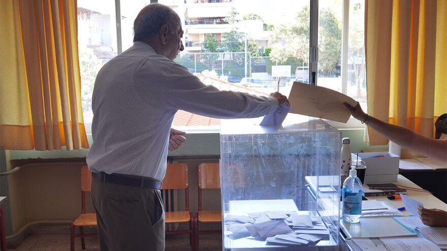 Εκλογές 2023: Σε εκλογικό κέντρο της Γλυφάδας έχει στηθεί και κάλπη του exit poll - Φωτογραφίες
