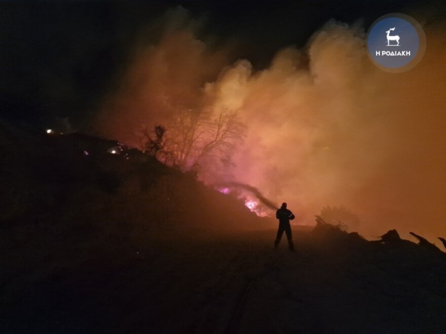 Ρόδος: Φλόγες σε μηχανάκι προκάλεσαν μεγάλη πυρκαγιά στα Αφάντου - Δείτε φωτογραφίες