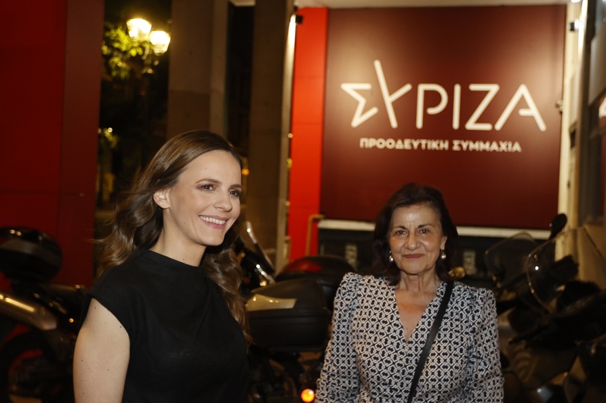 Εκλογές 2023 - ΣΥΡΙΖΑ: Δακρυσμένη η Φωτίου αγκαλιάζει την Αχτσιόγλου έξω από τα γραφεία της Κουμουνδούρου - Δείτε φωτογραφίες