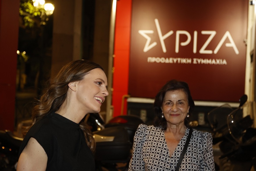 Εκλογές 2023 - ΣΥΡΙΖΑ: Δακρυσμένη η Φωτίου αγκαλιάζει την Αχτσιόγλου έξω από τα γραφεία της Κουμουνδούρου - Δείτε φωτογραφίες
