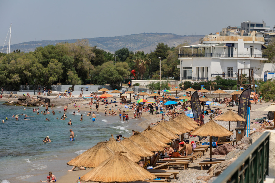 Εκλογές 2023: Από τις κάλπες στη θάλασσα - Γεμάτες οι παραλίες της Αττικής, δείτε βίντεο, φωτογραφίες