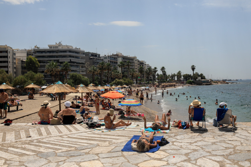 Εκλογές 2023: Από τις κάλπες στη θάλασσα - Γεμάτες οι παραλίες της Αττικής, δείτε βίντεο, φωτογραφίες