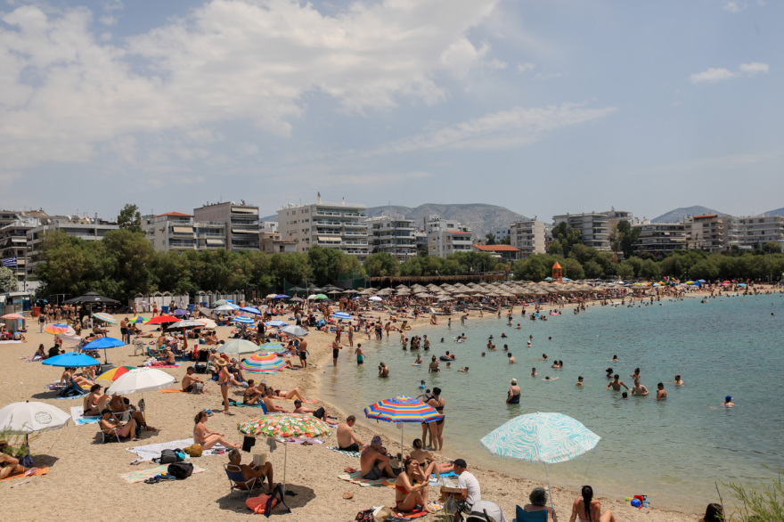 Εκλογές 2023: Από τις κάλπες στη θάλασσα - Γεμάτες οι παραλίες της Αττικής, δείτε βίντεο, φωτογραφίες
