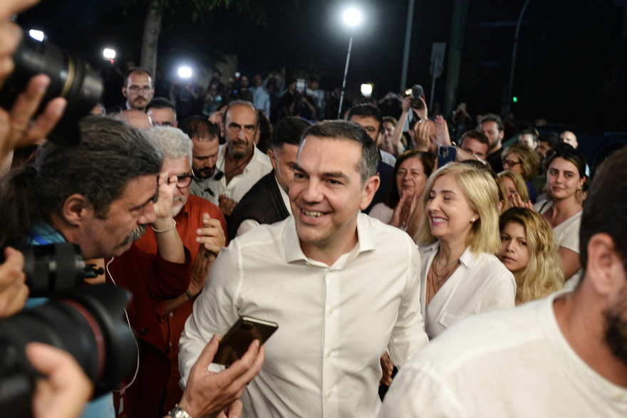 Εκλογές 2023 - ΣΥΡΙΖΑ: Από το σπίτι παρακολούθησε τα exit polls ο Τσίπρας