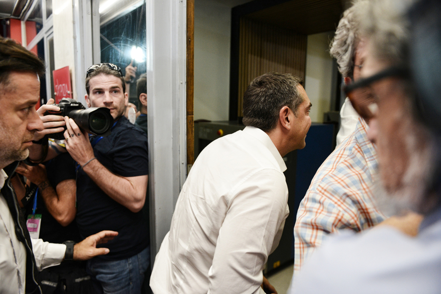 Εκλογές 2023 - ΣΥΡΙΖΑ: Από το σπίτι παρακολούθησε τα exit polls ο Τσίπρας