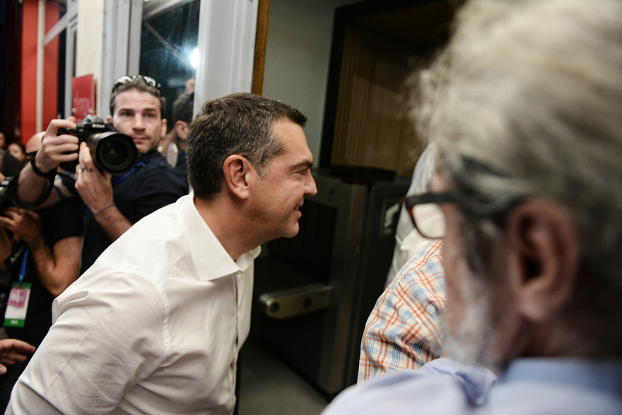 Εκλογές 2023 - ΣΥΡΙΖΑ: Από το σπίτι παρακολούθησε τα exit polls ο Τσίπρας