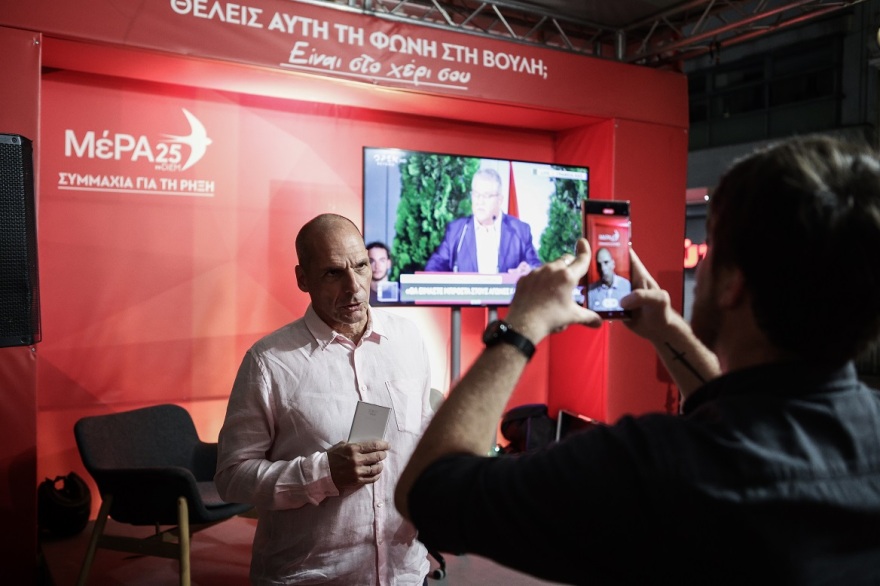 Εκλογές 2023 - Γιάνης Βαρουφάκης: Καμία κάμερα στα γραφεία του ΜέΡΑ25, έκανε δηλώσεις σε... κινητό!