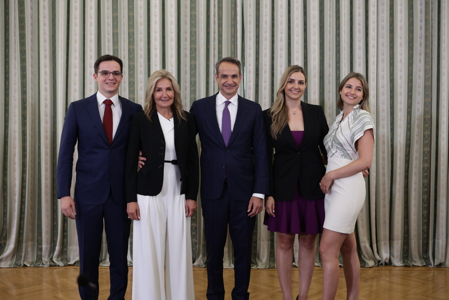 Στο πλευρό του Κυριάκου Μητσοτάκη σύσσωμη η οικογένειά του - Δείτε φωτογραφίες από την ορκωμοσία