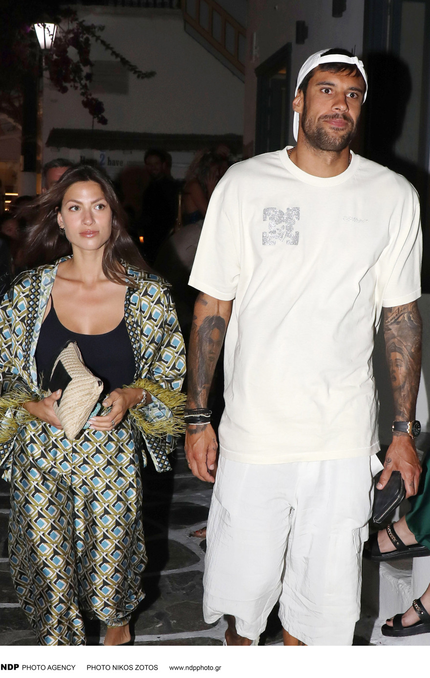 Γιώργος Πρίντεζης - Στέλλα Κωστοπούλου: Η βόλτα τους στα σοκάκια της Μυκόνου - Δείτε φωτογραφίες