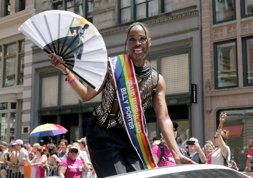Ο Μπίλι Πόρτερ ηγήθηκε της πορείας Pride στη Νέα Υόρκη - Δείτε τις φωτογραφίες