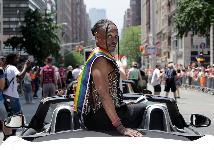 Ο Μπίλι Πόρτερ ηγήθηκε της πορείας Pride στη Νέα Υόρκη - Δείτε τις φωτογραφίες