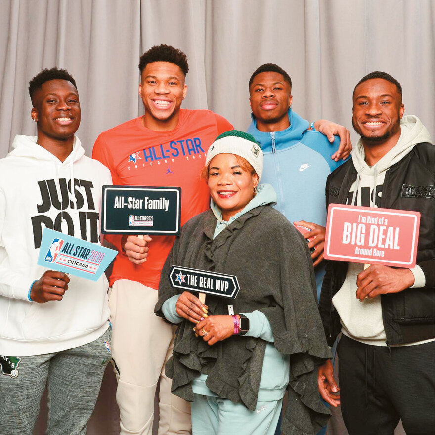 Επενδυτικά «καρφώματα»: Η «βιομηχανία Antetokounbros» βγάζει 100 εκατ. δολάρια τον χρόνο