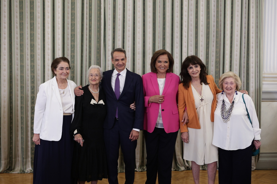 Ορκίστηκε πρωθυπουργός ο Κυριάκος Μητσοτάκης - Παρέλαβε από Σαρμά (βίντεο και φωτογραφίες) 