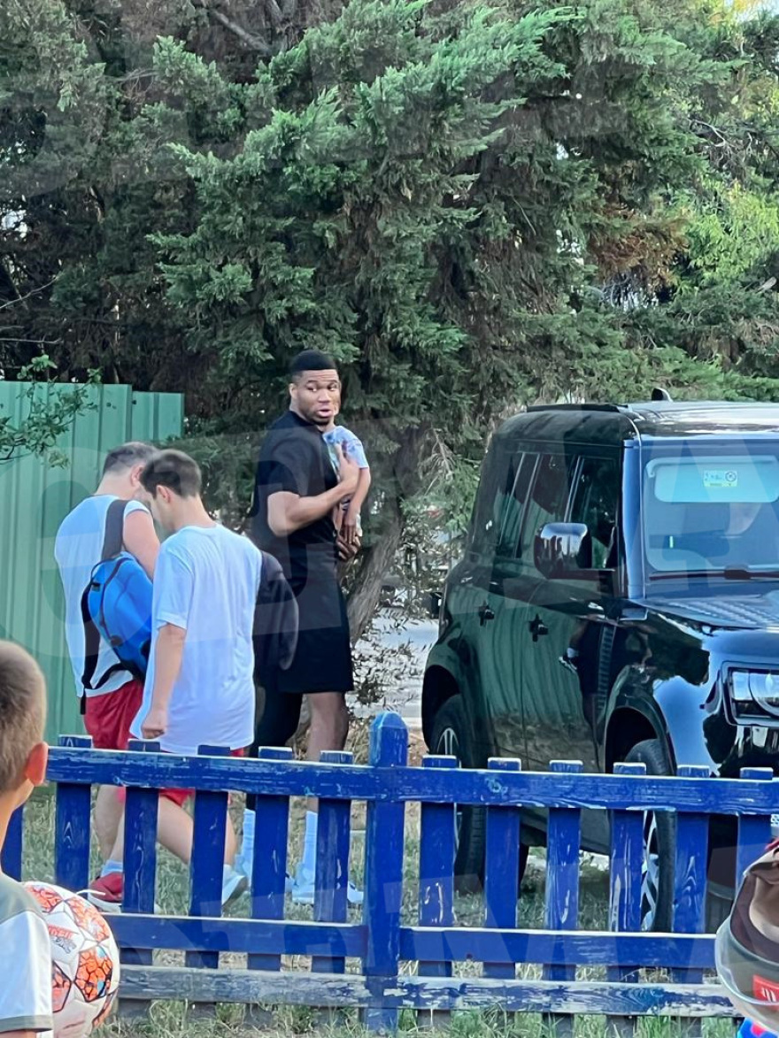 Ανέμελες στιγμές για την οικογένεια Αντετοκούνμπο σε παιδική χαρά του Αμαρουσίου - Δείτε φωτογραφίες 