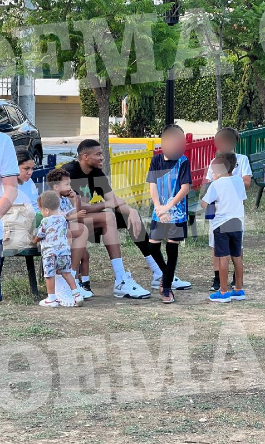 Ανέμελες στιγμές για την οικογένεια Αντετοκούνμπο σε παιδική χαρά του Αμαρουσίου - Δείτε φωτογραφίες 