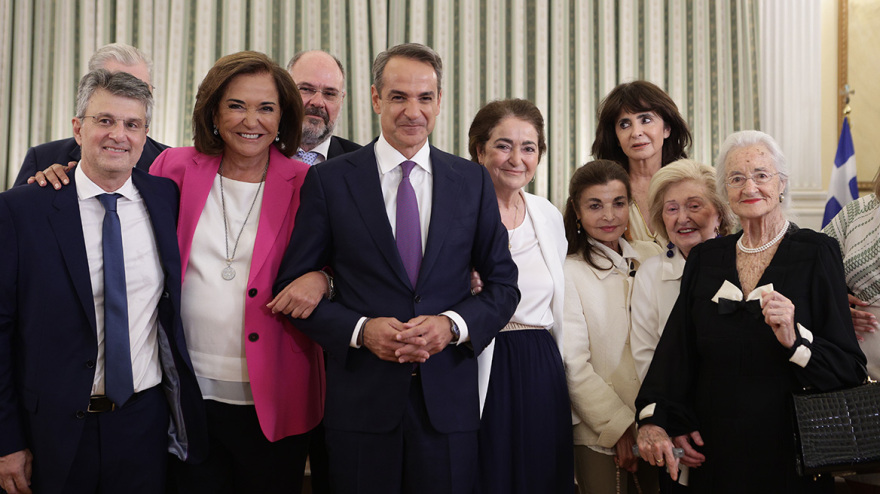 Στο πλευρό του Κυριάκου Μητσοτάκη σύσσωμη η οικογένειά του - Δείτε φωτογραφίες από την ορκωμοσία