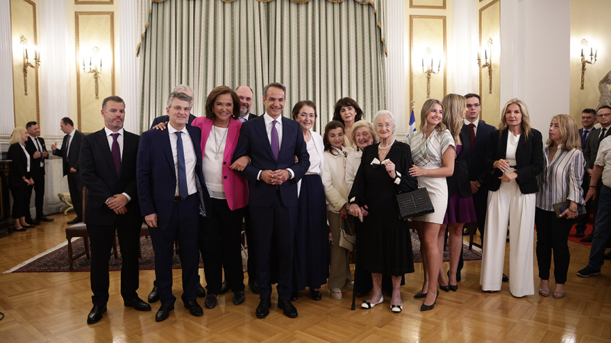 Στο πλευρό του Κυριάκου Μητσοτάκη σύσσωμη η οικογένειά του - Δείτε φωτογραφίες από την ορκωμοσία