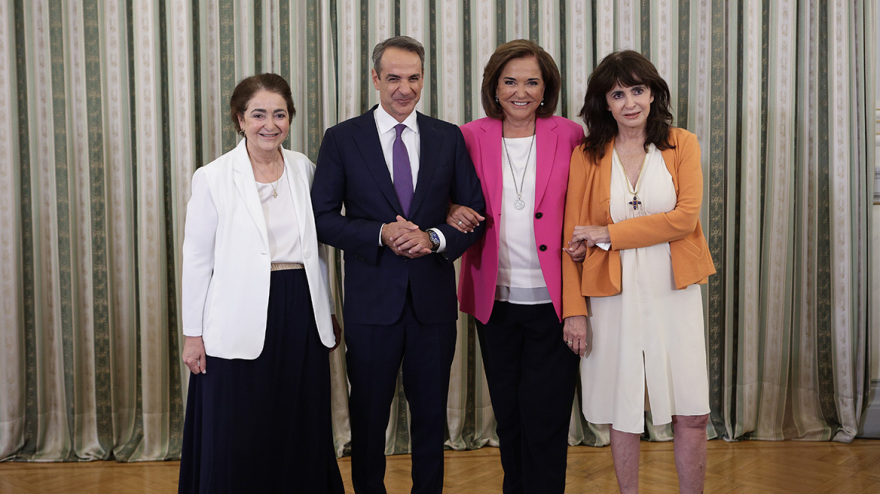 Στο πλευρό του Κυριάκου Μητσοτάκη σύσσωμη η οικογένειά του - Δείτε φωτογραφίες από την ορκωμοσία