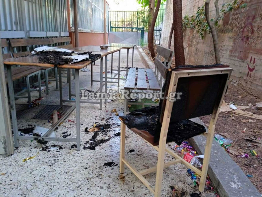 Λαμία: Γκρέμισαν πόρτες, έβαλαν φωτιά σε καρέκλες και θρανία σε σχολεία