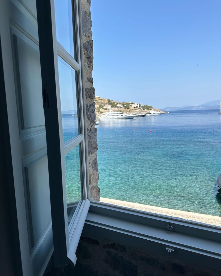 Δέσποινα Βανδή: Στην Ύδρα με τον Βασίλη Μπισμπίκη - Δείτε τις φωτογραφίες