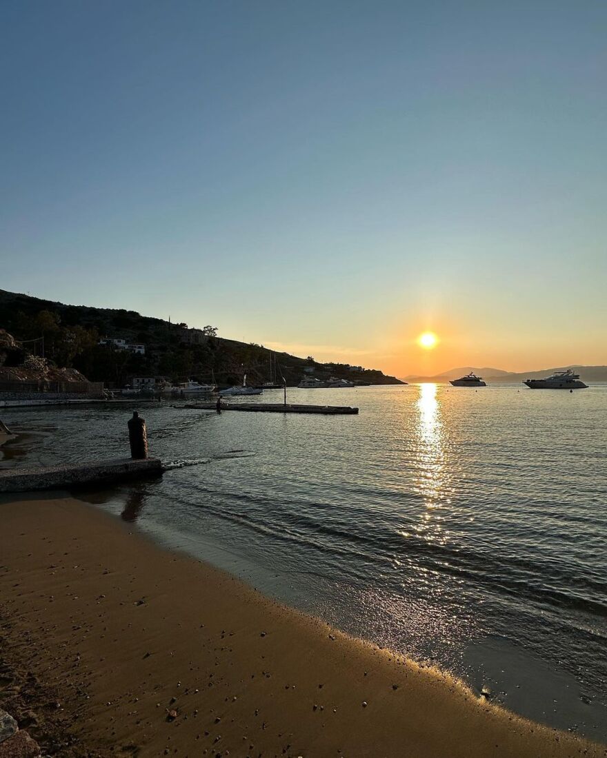 Δέσποινα Βανδή: Στην Ύδρα με τον Βασίλη Μπισμπίκη - Δείτε τις φωτογραφίες