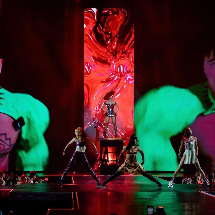 Καλομοίρα: Η «μεταλλική» εμφάνισή της στα  Mad Video Music Awards - Δείτε φωτογραφίες