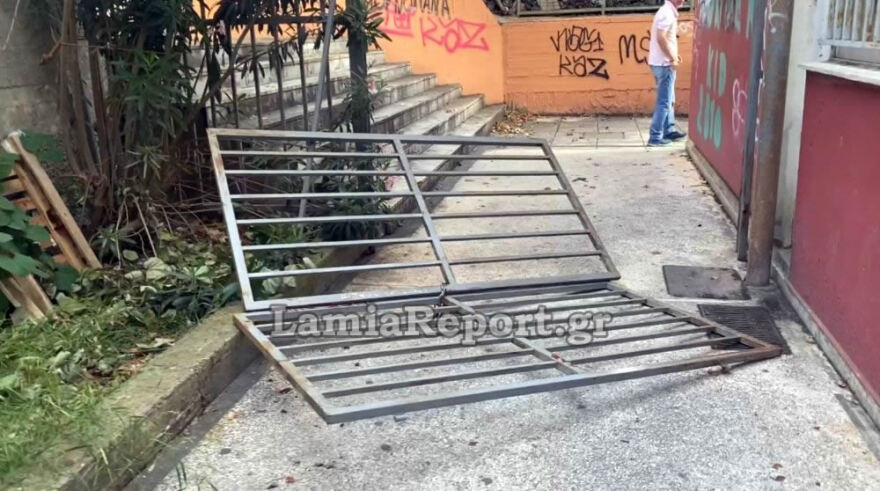 Λαμία: Γκρέμισαν πόρτες, έβαλαν φωτιά σε καρέκλες και θρανία σε σχολεία
